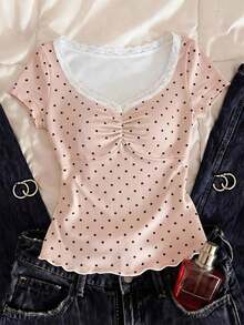 Camiseta de mujer de manga corta con cuello en V y lunares blancos de encaje, top corto con cintura fruncida y volantes en el bajo, estilo dulce y picante - Rosa - Ver 1