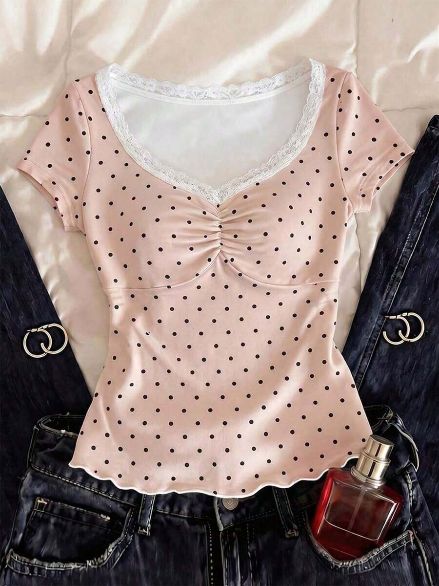 Camiseta de mujer de manga corta con cuello en V y lunares blancos de encaje, top corto con cintura fruncida y volantes en el bajo, estilo dulce y picante - Rosa - Ver 1