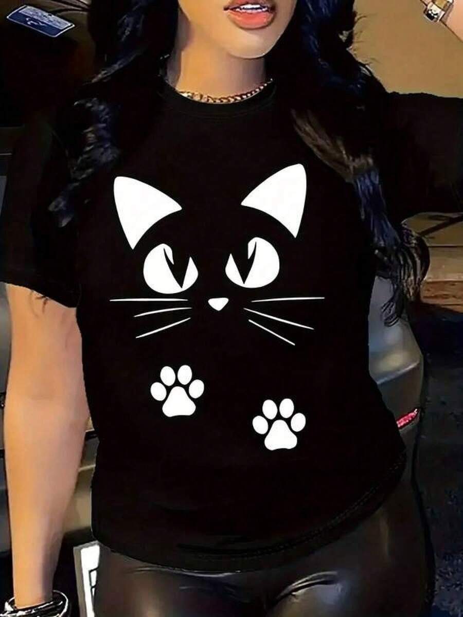 Camiseta negra con diseño de gato minimalista y huellitas en un estilo y2k perfecta para amantes de los felinos y la moda juvenil ideal para cualquier ocasión combina comodidad y estilo a la última  en México disponible en tallas únicas. Cómoda y versátil para escuela, trabajo, salidas y eventos casuales - Negro - Ver 1