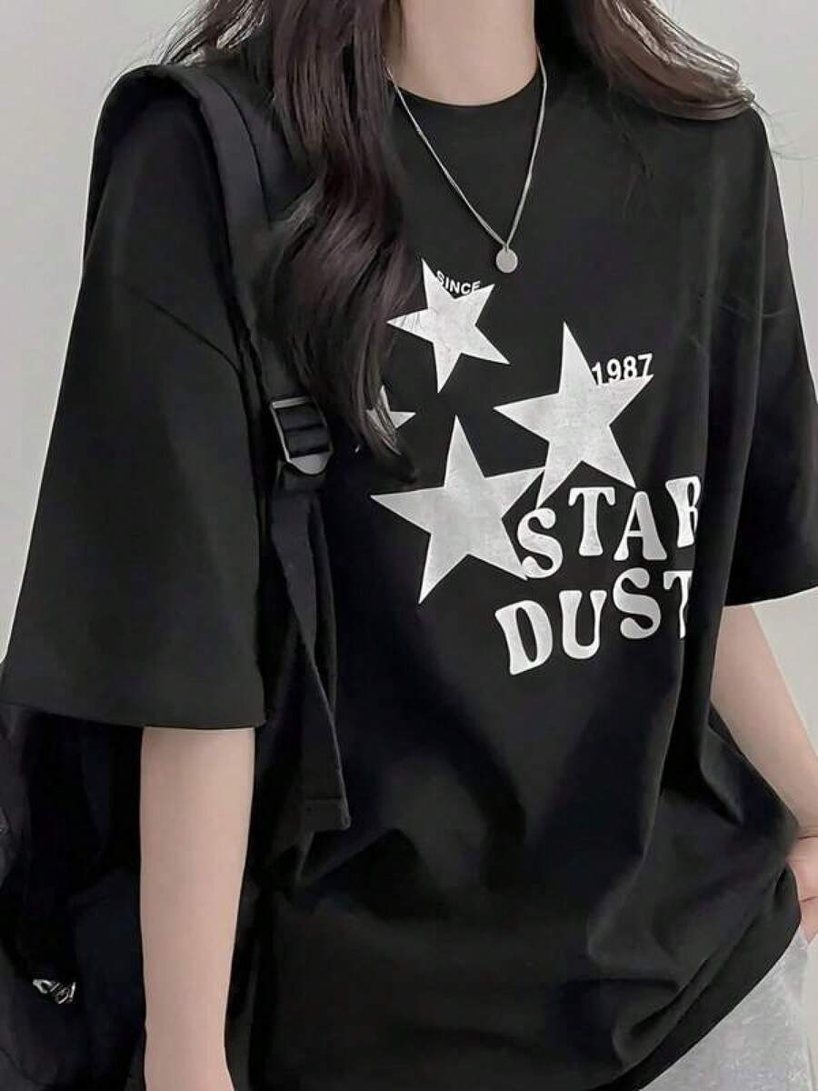 Camiseta única y moderna con diseño de estrellas en color blanco sobre fondo negro ideal para un estilo y2k perfecto para cualquier ocasión combina comodidad y estilo con el toque retro que está de moda en México ideal para amantes de la moda y las  actuales Cómoda y versátil para escuela, trabajo, salidas y eventos casuales - Negro - Ver 1