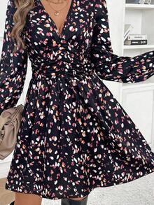 Vestido corto casual sencillo con cuello en V, manga larga, plisado y estampado de todo sobre - Negro - Ver 7