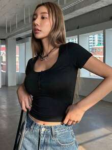 Camiseta Corta Apretada Con Media Cremallera, Manga Corta Y Escote Redondo Grande - Negro - Ver 4