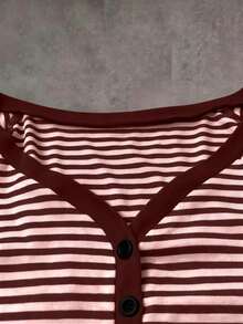 Camiseta casual de mujer con cuello en V a rayas, botones y manga corta - Burdeos - Ver 4