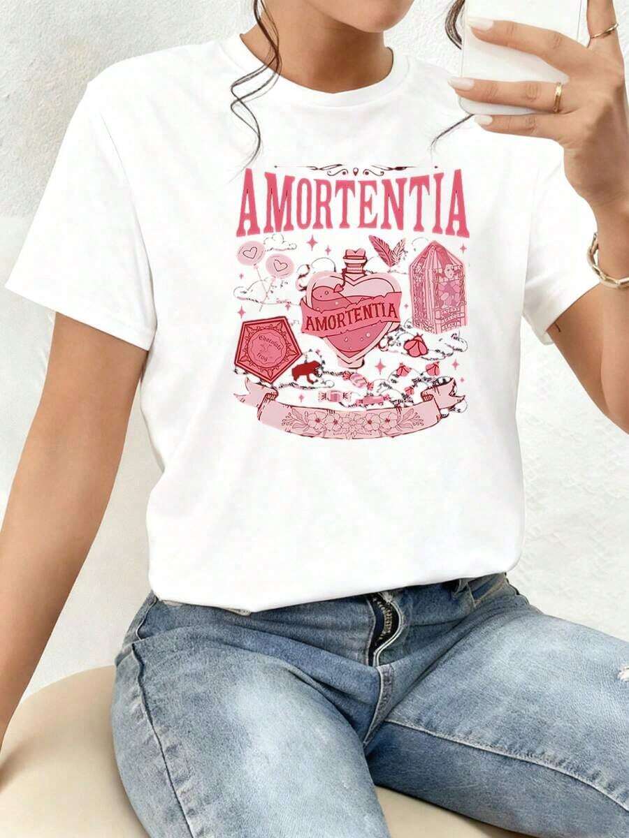 The Print Features A Magical Love Potion Called Amortentia Surrounded By Sweet Hearts, Flowers, And Fantasy Symbols That Evoke Emotion, Romance, And Mystical Charm. Women's 100% Cotton Casual T-Shirt, Comfortable And Charming For Everyday Wear. - 白色 - 查看 1