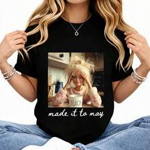 Teacher Doll Face Meme T-Shirt For The Last Day Of Classes, Funny End-Of-Year T-Shirt, Summer Vacation T-Shirt For Teachers With The Phrase "I Made It To May", Summer Style For Everyday Use At University, Versatile For Urban Style. - 黑色 - 查看 1