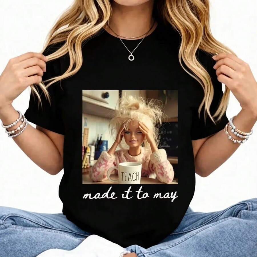 Teacher Doll Face Meme T-Shirt For The Last Day Of Classes, Funny End-Of-Year T-Shirt, Summer Vacation T-Shirt For Teachers With The Phrase "I Made It To May", Summer Style For Everyday Use At University, Versatile For Urban Style. - 黑色 - 查看 1