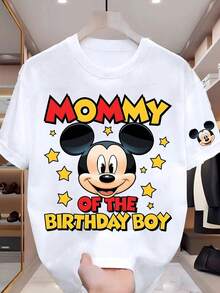 T-shirt graphique Disney << Mickey Mouse » pour femme, idéal pour une fête d'anniversaire. Ce t-shirt à manches courtes et col rond arbore le visage souriant et emblématique de Mickey, entouré d'étoiles dorées, avec l'inscription << MAMAN DU GARÇON D'ANNIVERSAIRE » en lettres rouges et jaunes. Parfait pour célébrer l'anniversaire de votre enfant, coordonner vos tenues de fête en famille ou afficher votre fierté, ce t-shirt en coton de qualité supérieure vous assure un confort optimal toute la journée. Facile à associer avec un jean, un short ou une jupe de fête, il deviendra un souvenir précieux et amusant de cette occasion. - Blanc - Voir 1