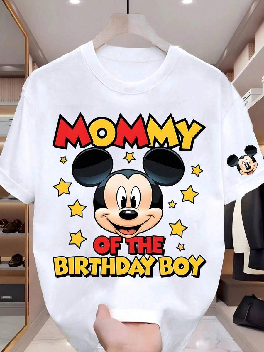 T-shirt graphique Disney << Mickey Mouse » pour femme, idéal pour une fête d'anniversaire. Ce t-shirt à manches courtes et col rond arbore le visage souriant et emblématique de Mickey, entouré d'étoiles dorées, avec l'inscription << MAMAN DU GARÇON D'ANNIVERSAIRE » en lettres rouges et jaunes. Parfait pour célébrer l'anniversaire de votre enfant, coordonner vos tenues de fête en famille ou afficher votre fierté, ce t-shirt en coton de qualité supérieure vous assure un confort optimal toute la journée. Facile à associer avec un jean, un short ou une jupe de fête, il deviendra un souvenir précieux et amusant de cette occasion. - Blanc - Voir 1