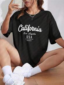 Custom California Los Angeles USA Style Y2K T-Shirt. A Modern And Fresh Design, Ideal For Urban Fashion And Streetwear Lovers. It Stands Out For Its Comfortable And Versatile Construction. A Unique Piece To Highlight Your Everyday Style. Available In One Size. Comfortable And Versatile For School, Work, Outings, And Casual Events. - 黑色 - 查看 6