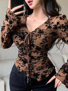 Blusa de mujer con cuello en V de malla con estampado floral, cordón ajustable, bajo asimétrico y mangas acampanadas.Adornada con lentejuelas brillantes, adecuada para verano, primavera y Día de San Valentín.Blusas de manga larga para mujer. - Marrón - Ver 12