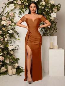 Vestido de dama de honor con hombros descubiertos, drapeado y abertura en el muslo en color rojo borgoña - Óxido marrón - Ver 1