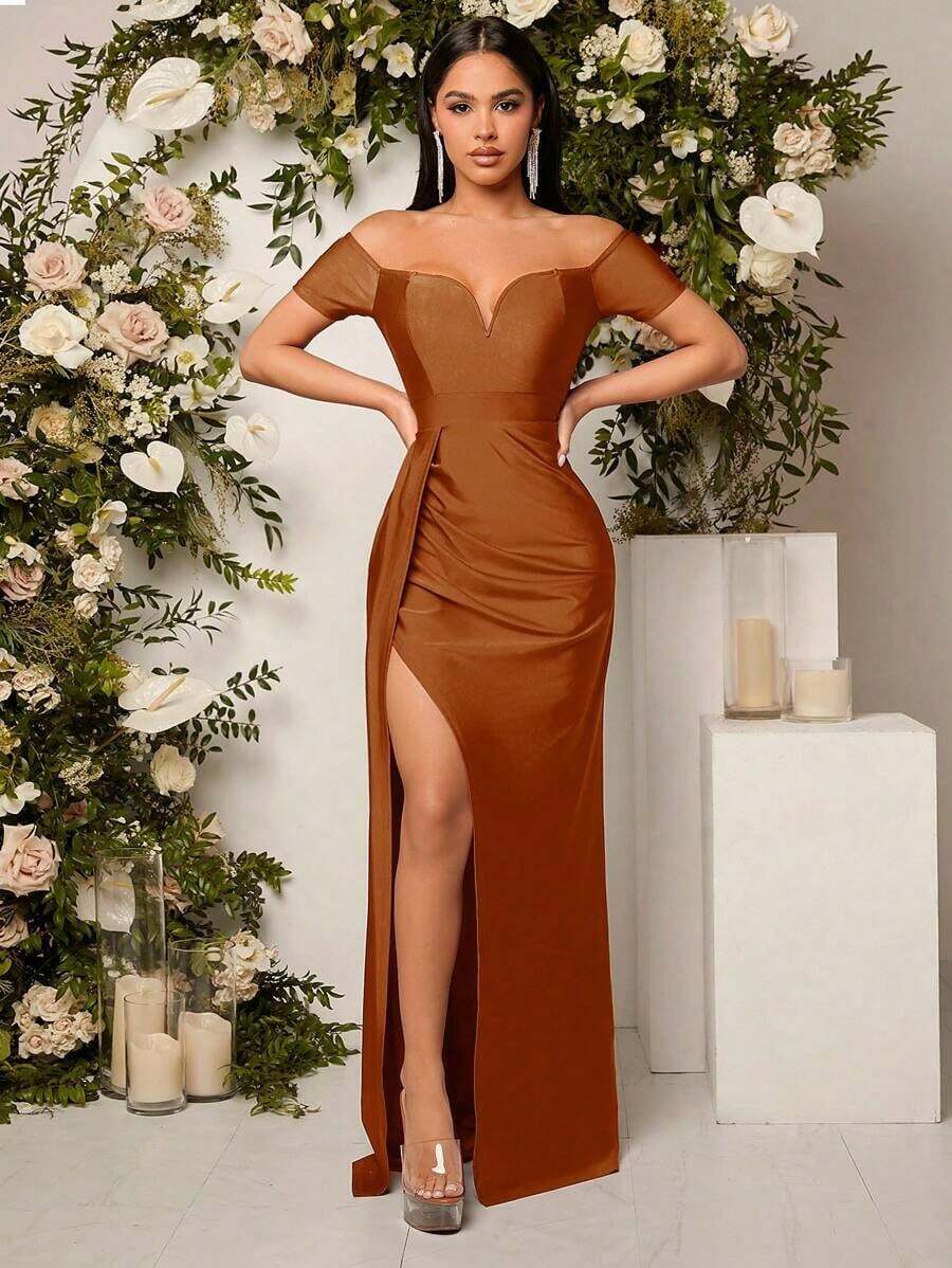 Vestido de dama de honor con hombros descubiertos, drapeado y abertura en el muslo en color rojo borgoña - Óxido marrón - Ver 1