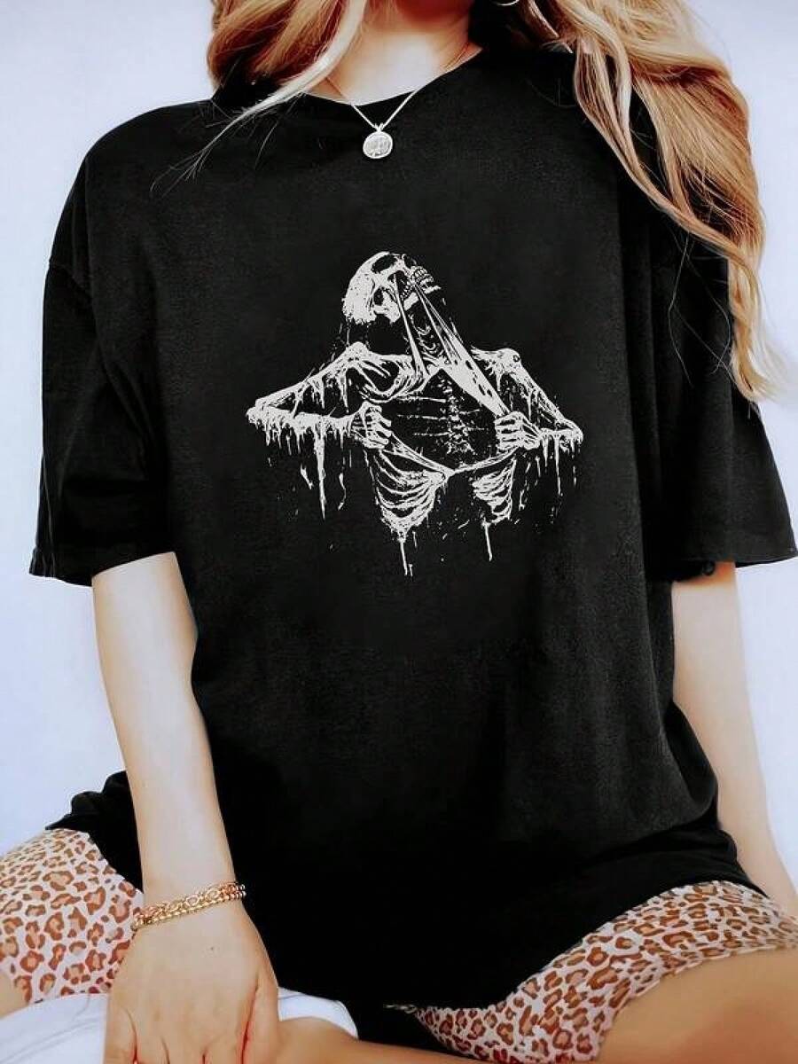 Camiseta única con diseño impactante de esqueleto goteante estilo y2k perfecta para quienes buscan originalidad y un look atrevido. Ideal para destacar en cualquier ocasión y expresar tu personalidad. ¡Hazla tuya y sorprende a todos! Cómoda y versátil para escuela, trabajo, salidas y eventos casuales - Negro - Ver 1