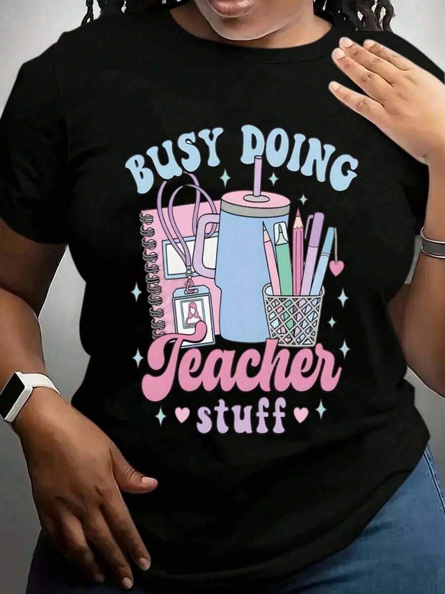 100% algodón, camiseta de mujer, camiseta negra de manga corta en talla grande, con el estampado "Ocupada con el trabajo de profesora, usando útiles escolares y texto", adecuada para el uso diario por parte de profesoras. - Negro - Ver 1