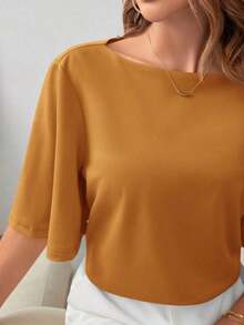 Camiseta elegante y minimalista de mujer con cuello de barco, hombros caídos y mangas cortas, de unicolor - Amarillo Mostaza - Ver 5