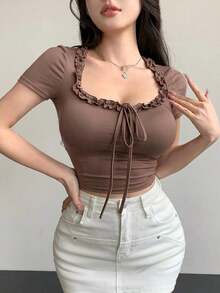 Camiseta de mujer de cuello cuadrado con ajuste ceñido y volantes en el verano, tops cortos de mujer con diseños lindos - Marrón - Ver 4