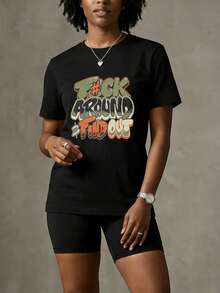 Camiseta de manga corta con cuello redondo suave y casual para mujer, estilo retro con estampado de letras de grafiti urbano. Blanca. - Negro - Ver 1