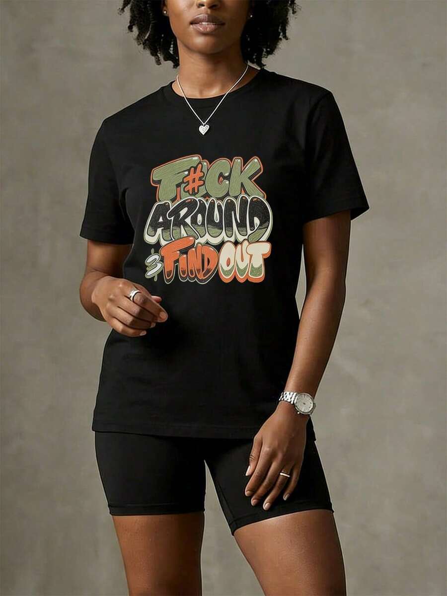 Camiseta de manga corta con cuello redondo suave y casual para mujer, estilo retro con estampado de letras de grafiti urbano. Blanca. - Negro - Ver 1