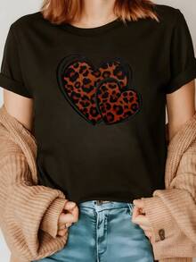 Two Hearts With An Animal Print Symbolizing Unity, Strength, And Passion, Highlighting A Wild Touch Full Of Modern Energy. Casual Women's T-Shirt With Expressive Art, Ideal For Everyday Wear. - 黑色 - 查看 8
