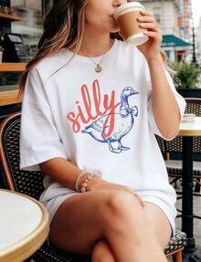 Camiseta Silly Goose, Camiseta Silly Goose, Camisetas Estéticas, Regalo Divertido, Camiseta con Meme Divertido, Ganso Divertido, Camiseta Casual de Manga Corta Oversize para Mujer, Camiseta de San Valentín para Parejas, Camiseta de Algodón 100% de 220G de Peso Pesado. Con estampado de mariposas, adecuada para niñas y mujeres, camiseta inspiradora de manga corta y cuello redondo, top de verano de estilo estético Y2K, adecuada para actividades al aire libre, familia, trabajo o uso diario casual en la calle. - Blanco - Ver 1