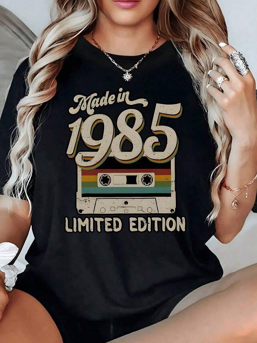 100% Cotton Retro Cassette With Multicolored Tapes And "Made In 1985" Text Evoking Eighties Nostalgia. Limited Edition Women's T-Shirt, 100% Cotton, 220g. Women's Simple Solid Color T-Shirt, Loose And Slim Fit Casual Short Sleeve - 黑色 - 查看 1