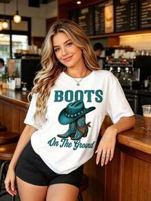 Women's Retro Western Graphic T-Shirt, Boots On The Ground Design, Short Sleeve T-Shirt, Cowboy Boots And Hat Design, Casual Short Sleeve Crew Neck T-Shirt With Vibrant Print For Casual And Themed Wear - 白色 - 查看 2