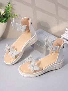 Nuevas sandalias con cuña para niños, decoradas con mariposa y perla, sandalias romanas de verano para niñas con lazo, suela gruesa, estilo de campus de playa con puntera abierta, cremallera trasera antideslizante - Beis - Ver 1