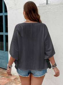 Blusa de manga de murciélago con cuello en V y textura para tallas grandes - Gris Oscuro - Ver 2