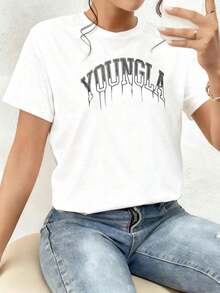 The Image Represents The Word In Large Letters That Seem To Melt, Symbolizing Youth That Transforms And Flows With Energy And Authenticity, Conveying A Modern, Urban Feel Full Of Movement. Women's T-Shirt, 100% Soft, Comfortable, And High-Quality Cotton, Ideal For Everyday Wear. Comfortable Clothing. - 白色 - 查看 1