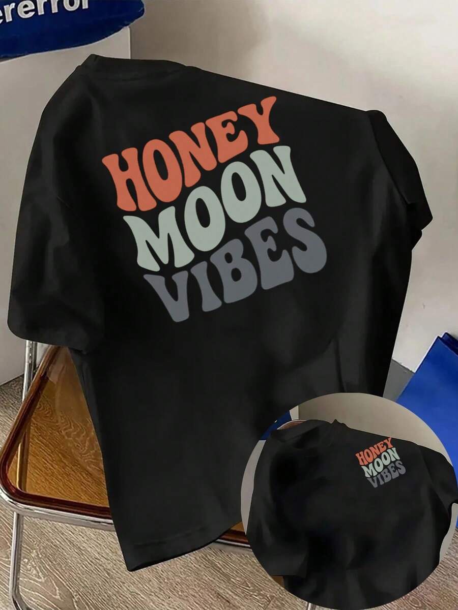 New Men's T-Shirt Made Of 180g Heavyweight Cotton, Featuring A HONEY MOON VIBES Print On The Front And Back. Fashionable, Short-Sleeved, Suitable For Casual Daily Wear And Outdoor Fitness Activities. Unique Double-Sided Pattern Design - Perfect For Spring And Autumn As An Inner Layer And For Summer As A Standalone Garment. Unisex. - 黑色 - 查看 1