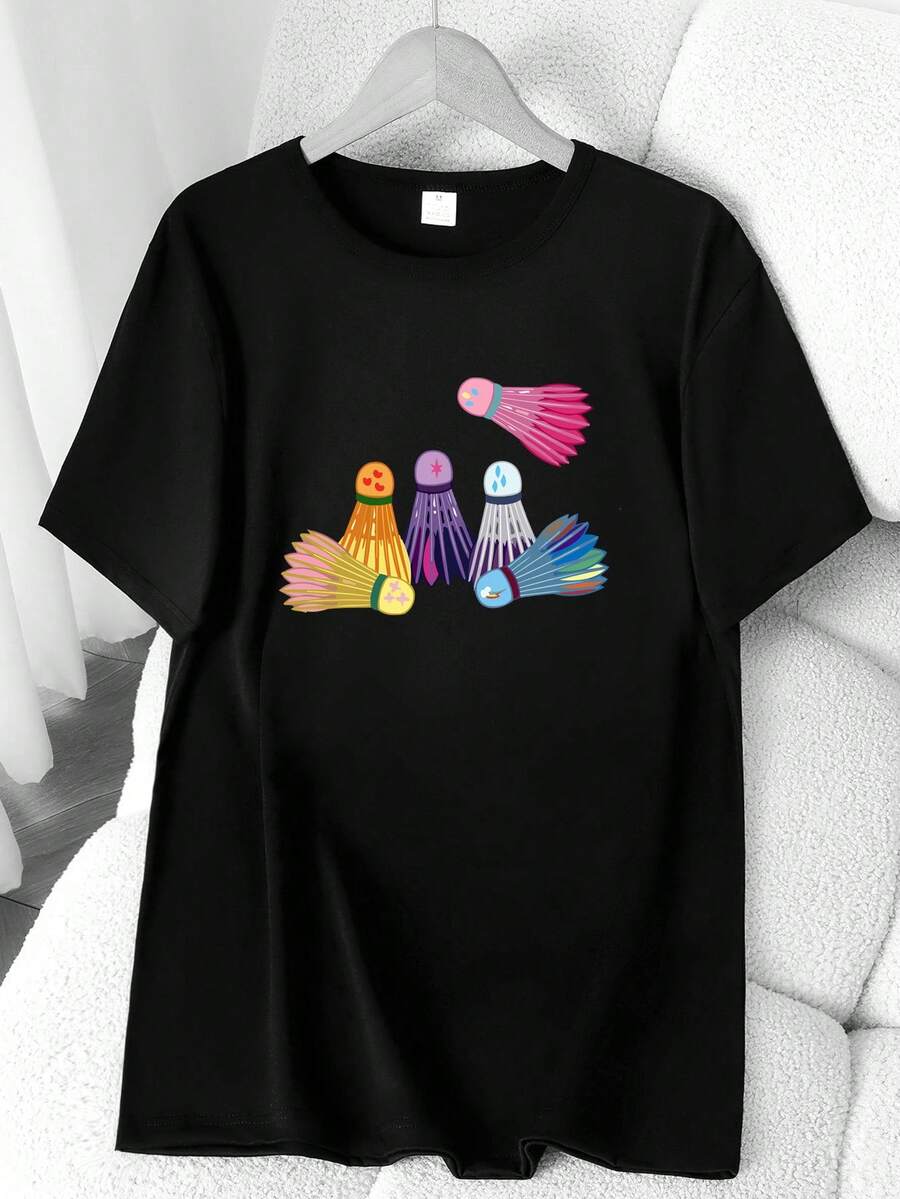 Colorful Badminton Print T-Shirt. Available In 6 Colors, Short Sleeves, Round Neck, High-Stretch Casual Sports Top. Machine Washable. Suitable For Spring And Summer. Can Be Worn In All Seasons. Women's Clothing. Elegant Party Outfit, T-Shirt For Stylish Ladies, Blouses Suitable For Curvy Women, Casual Wear, Cool And Breathable Summer Wear, Fun Letter Print. - 黑色 - 查看 1