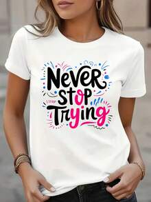 Soft, Breathable, And Lightweight For All-Day Comfort. Inspirational Women's T-Shirt With The Phrase "Never Give Up" - White Top With Pink And Blue Details - Casual Crew Neck Tee, Soft And Breathable - Machine Washable. Classic Crew Neck With A Relaxed Fit That Flatters All Body Shapes And Is Easy To Pair With Jeans, Shorts, And Leggings. - 白色 - 查看 7