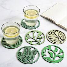 1个热带植物主题镂空圆形杯垫,每个杯垫都采用不同的热带植物叶片镂空设计,包括龟背竹、棕榈叶和蕨类植物叶,线条精致生动。整体设计散发着浓郁的热带自然气息,适合北欧、乡村或热带风格的家居装饰,也适合用作咖啡馆或茶室的桌面装饰。 - 彩色 - 查看 3
