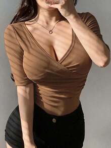 Camiseta corta de manga corta con cuello en V profundo asimétrico y nudo retorcido, ajustada y sexy para mujer, top de verano para salir - Marrón 2 - Ver 6