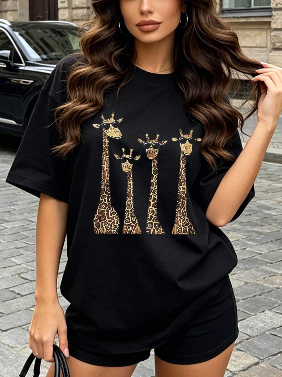 Camiseta de manga corta con cuello redondo suave y casual para mujer, con un estampado gráfico de la familia de jirafas con gafas de sol, ideal para amantes de los animales en primavera y verano. Negro. - Negro - Ver 1