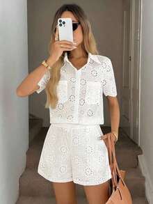 Set de 2 piezas de blusa con cuello abierto y textura calada bordada y pantalones cortos decorados con bolsillo para mujer, conjunto informal/de vacaciones elegante - Blanco - Ver 4