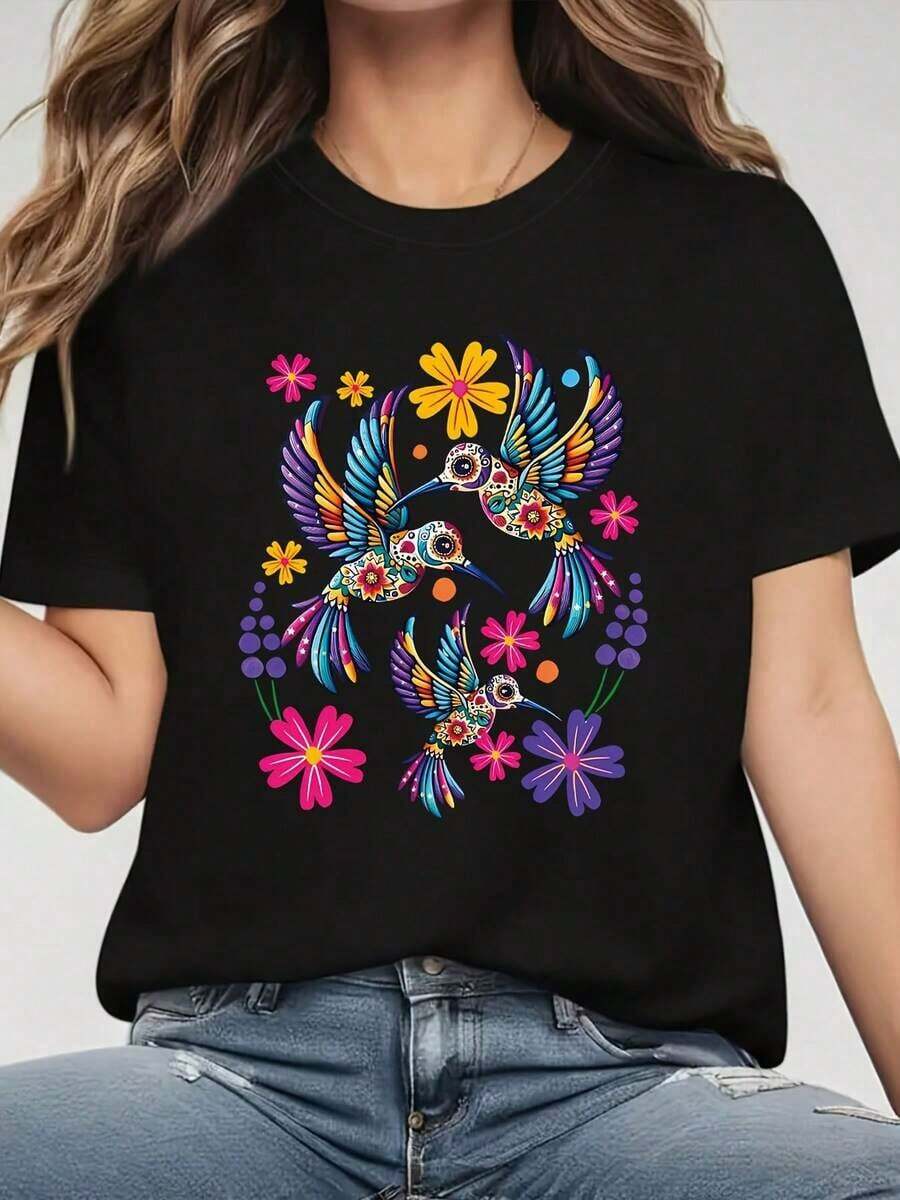 Bohemian Women's T-Shirt With Hummingbird Floral Print - Vibrant And Casual Round Neck For Spring/Summer, Lightweight And Breathable Fabric, Perfect For Vacations And Travel. This Vibrant Print T-Shirt Offers A Comfortable Fit And Is A Great Gift Item. A High-Quality, Heavyweight Christmas Release. (Note: The Last Sentence About Moisture-Wicking Blouses, Wash-Ready Tops, And Wavy Lace Blouses Appears To Be Unrelated And Possibly From A Different Source. It Has Been Omitted From The Translation.) - 黑色 - 查看 1