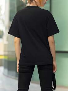 Lightweight And Breathable Short-Sleeved Top With A Round Neck Design, Featuring A Print Of Dog Paw Prints, Hearts, And Seasonal Motifs. This Casual Black Shirt Is Made Of 180G Non-Stretch Fabric And Features A Stylish Red Heart Design. A Versatile Outfit For Spring And Fall. - 黑色 - 查看 2