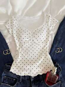 Camiseta de mujer de manga corta con cuello en V y lunares blancos de encaje, top corto con cintura fruncida y volantes en el bajo, estilo dulce y picante - Blanco - Ver 1