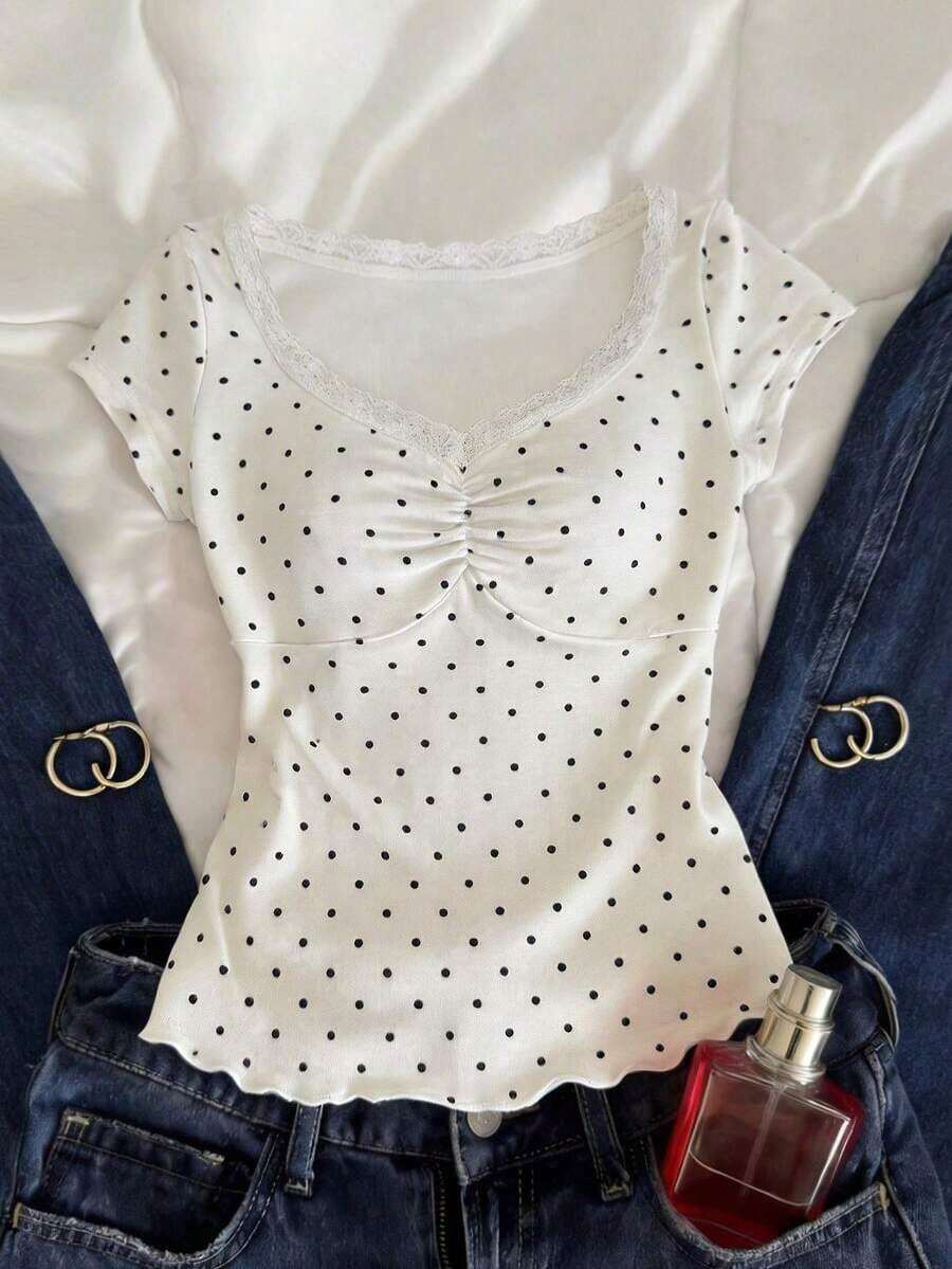 Camiseta de mujer de manga corta con cuello en V y lunares blancos de encaje, top corto con cintura fruncida y volantes en el bajo, estilo dulce y picante - Blanco - Ver 1