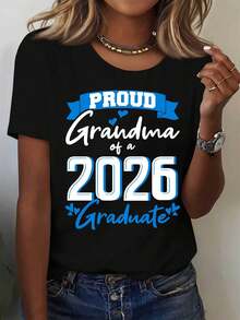 El diseño de la camiseta es "Abuela Graduada con Orgullo 2026". Es una camiseta holgada, deportiva, ideal para fiestas, linda, elegante, moderna, un buen regalo, suave, lavable a máquina, elástica, casual para el hogar, con cuello redondo y manga corta. - Negro - Ver 6