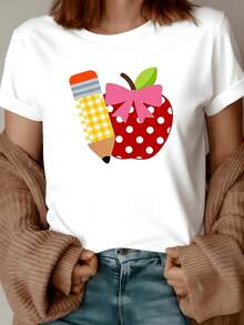 Manzana roja con puntos blancos acompañada de un lápiz amarillo con detalles grises y un gran lazo rosa que transmite creatividad alegría y espíritu escolar camiseta de mujer casual moderna y cómoda - Blanco - Ver 1