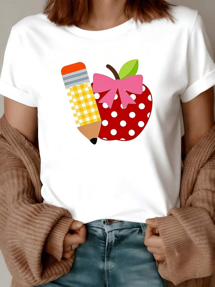Manzana roja con puntos blancos acompañada de un lápiz amarillo con detalles grises y un gran lazo rosa que transmite creatividad alegría y espíritu escolar camiseta de mujer casual moderna y cómoda - Blanco - Ver 1