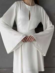 Short French Satin Party Dress With V-Neck, Open Back And Bell Sleeves, Fitted Waist - 白色 - 查看 1