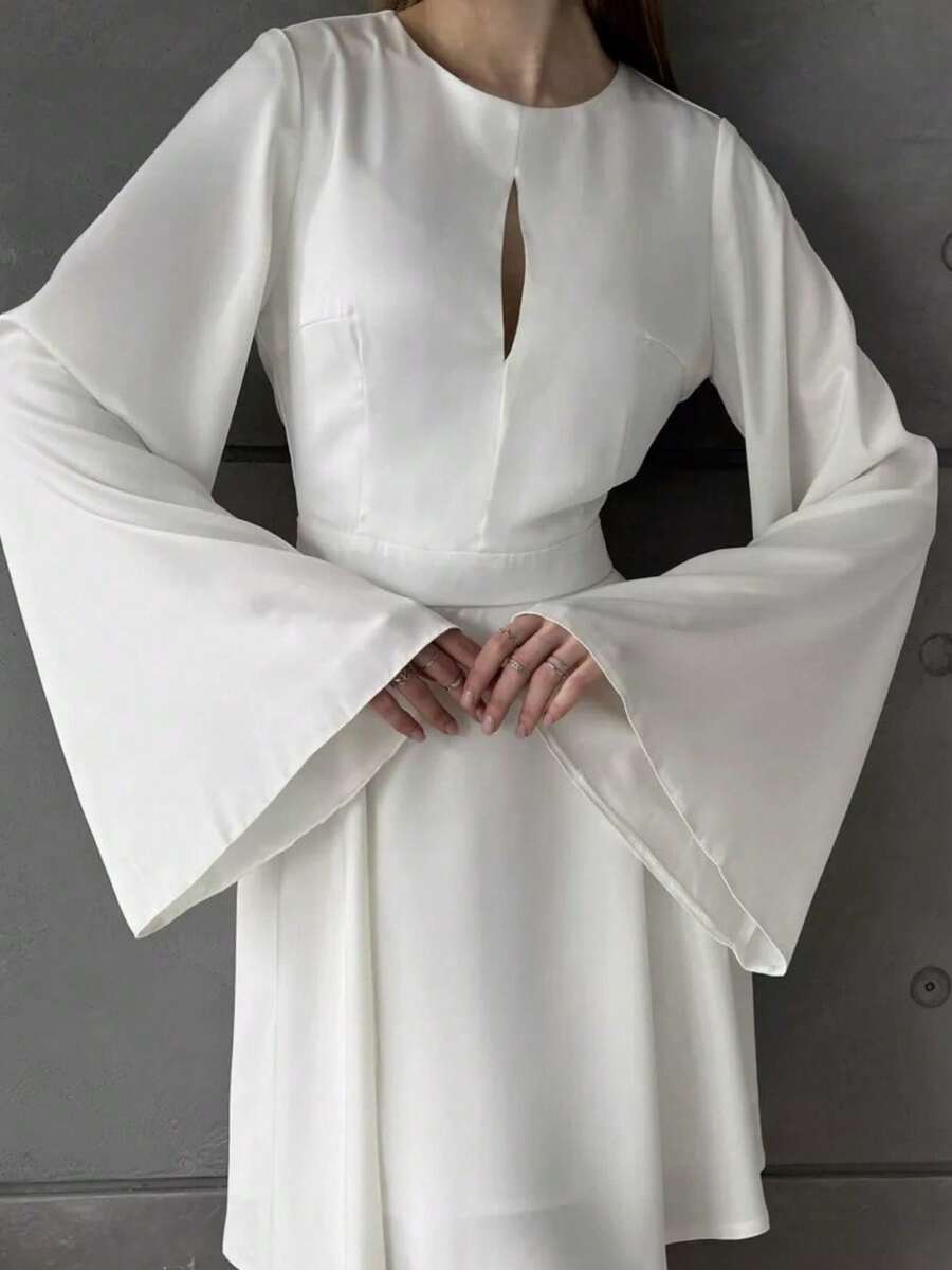 Short French Satin Party Dress With V-Neck, Open Back And Bell Sleeves, Fitted Waist - 白色 - 查看 1