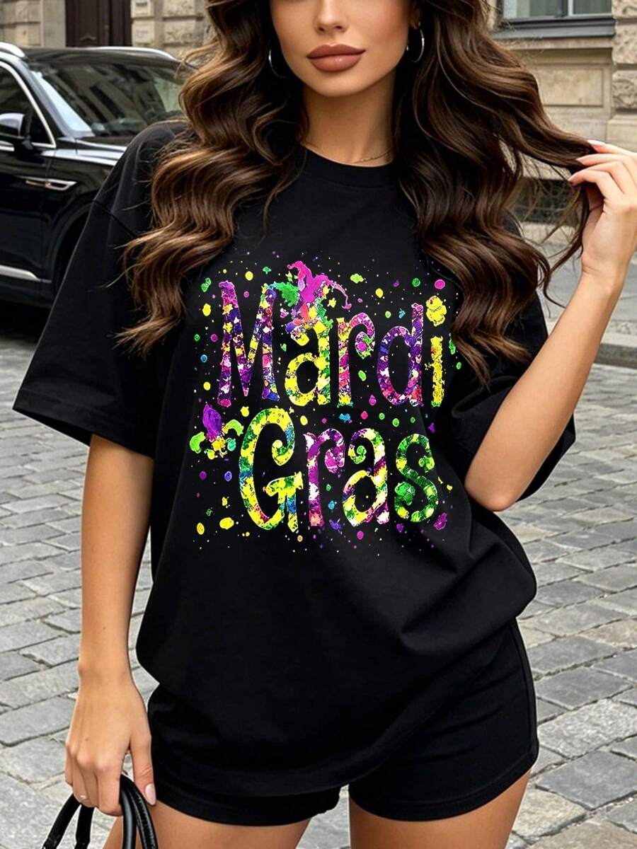 Camiseta de manga corta con cuello redondo suave y casual para mujer, ideal para conjuntos de primavera y verano, con estampado gráfico de texto de Mardi Gras. Negro. - Blanco - Ver 1