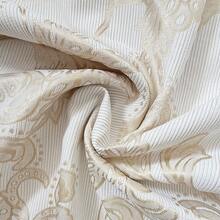 1 chiếc rèm cửa in họa tiết jacquard màu vàng sang trọng, có khoen kim loại phía trên, cản sáng tốt, phù hợp cho phòng ngủ và phòng khách. - Màu be - Xem 3