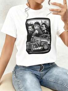 The Image Features A Shiny Classic Car With  Details And A Group Of People In Urban Attire In Front Of A Modern Cityscape, Symbolizing Strength, Independence, And The Memory Of Street Culture. Women's 100% Cotton T-Shirt, Comfortable Clothing. - 白色 - 查看 7