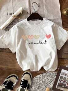 Soft, Breathable, And Lightweight For All-Day Comfort. Personalized T-Shirts With A Heart Shape And Text – Perfect For Mother's Day, Pregnancy Announcements, Or As Matching Sets For Family Gatherings. Made From Soft, Stretchy, Machine-Washable Fabric, These Maternity T-Shirts Are Suitable For All Seasons. The Classic Crew Neck And Relaxed Fit Flatter All Body Types And Pair Easily With Jeans, Shorts, And Leggings. - 黑色 - 查看 3
