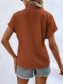 Blusa de mujer de unicolor y cuello en V minimalista de manga corta - Óxido marrón - Ver 2